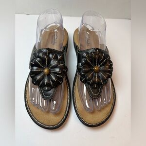 Clarks Bendables black leather floral slip-on flip flops sandals size 8M